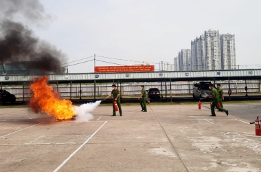 Hơn 300 cán bộ, giảng viên, sinh viên tham gia tập huấn  Phòng cháy chữa cháy