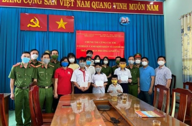 Thăm hỏi, tặng quà cho các em mồ côi cha mẹ vì Covid-19 trên địa bàn phường Linh Tây, TP. Thủ Đức