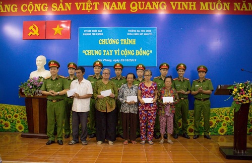 Thăm hỏi, tặng quà cho hộ gia đình có hoàn cảnh khó khăn trên địa bàn phường Tân Phong, Quận 7