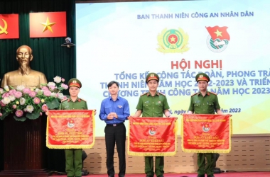 Đoàn thanh niên Nhà trường nhận Cờ thi đua đơn vị xuất sắc Công tác Đoàn và phong trào thanh niên