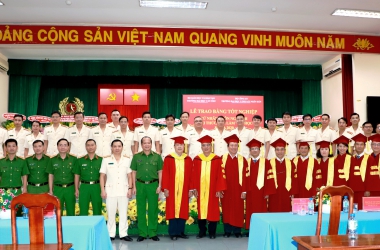 ​Trao bằng cử nhân ngôn ngữ Anh hình thức VLVH khóa 2020