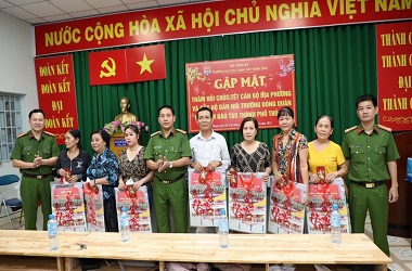 Thăm hỏi, chúc Tết chính quyền địa phương, các hộ dân nơi Trường đóng quân