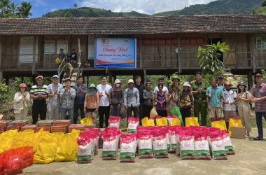 Học viên Khoá Cao học 18 đem niềm vui đến với bà con nghèo huyện Kon Plong